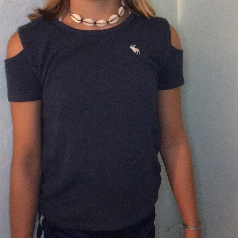Off the shoulder sleeve T-shirt